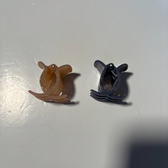 New Quo Hair Clips Pale Pink and Blue with Grippy Interior - Picture 3 of 5